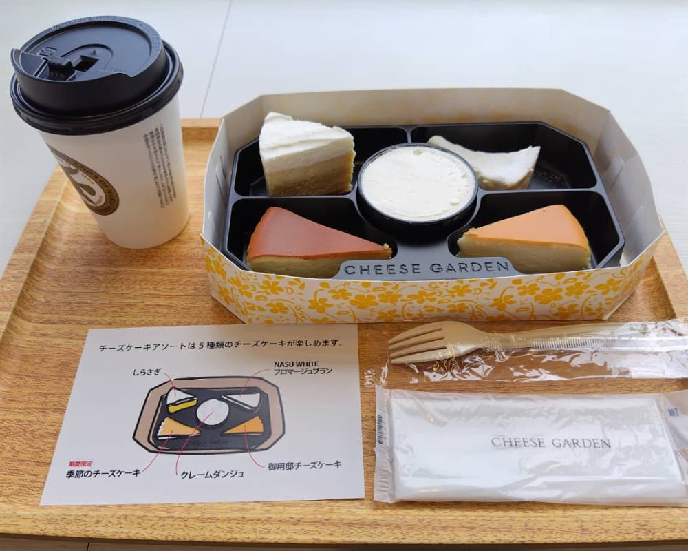 チーズガーデンで注文した「5種のチーズケーキアソート」とカフェラテHOTの写真