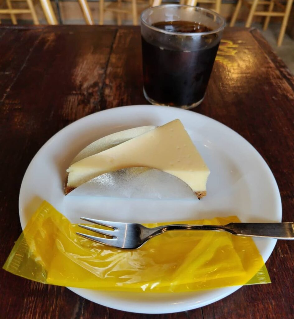 Iris bread & coffeeで注文した水だしコーヒーとチーズケーキ