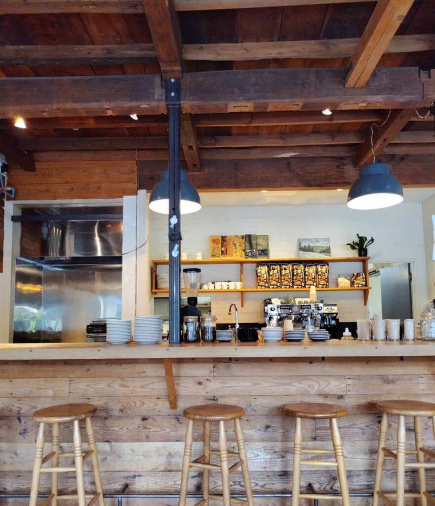 Iris bread & coffeeの店内の様子の写真