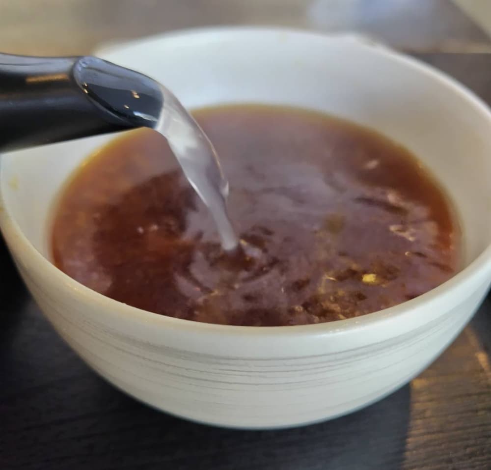 つけ汁を蕎麦湯で割っている写真