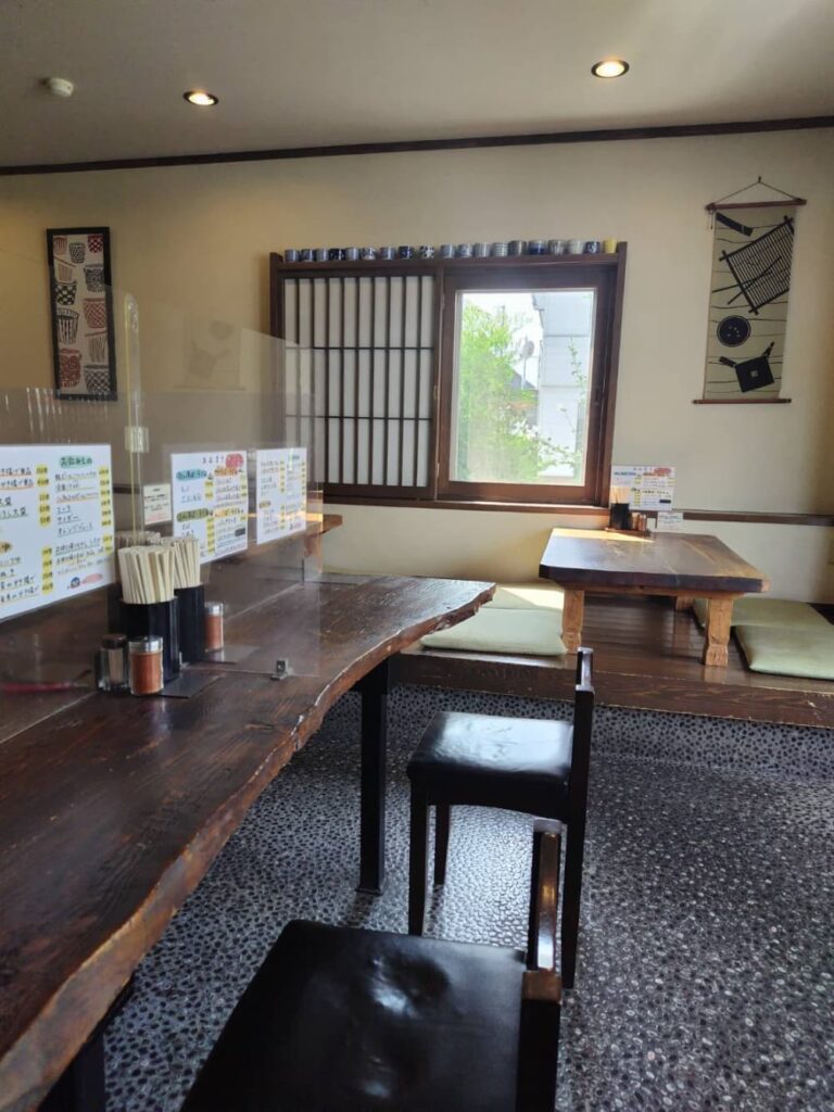 西那須野駅近くのそば・うどん屋「かどや」店内の写真