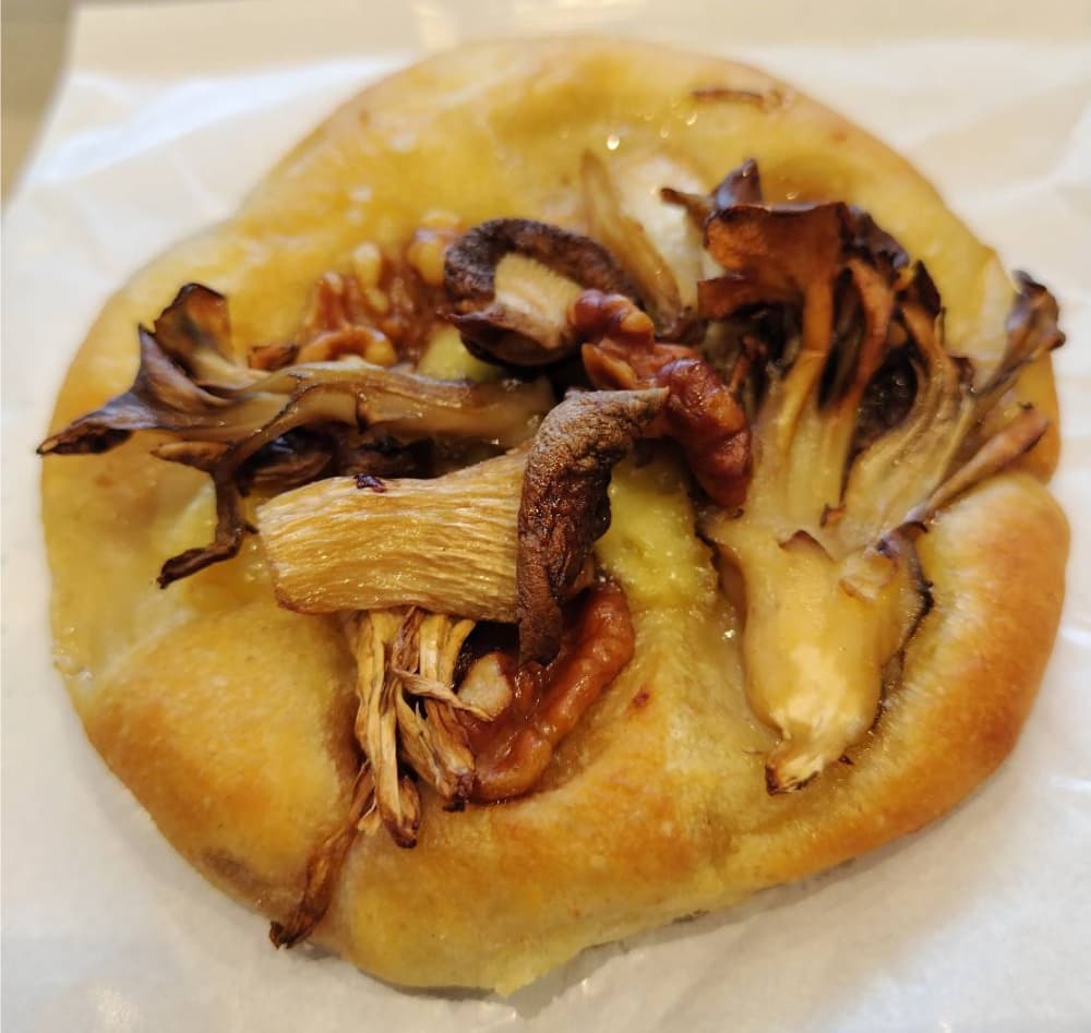 Kanel Breadで購入した「きのこと木の実のピゼッタ」の写真