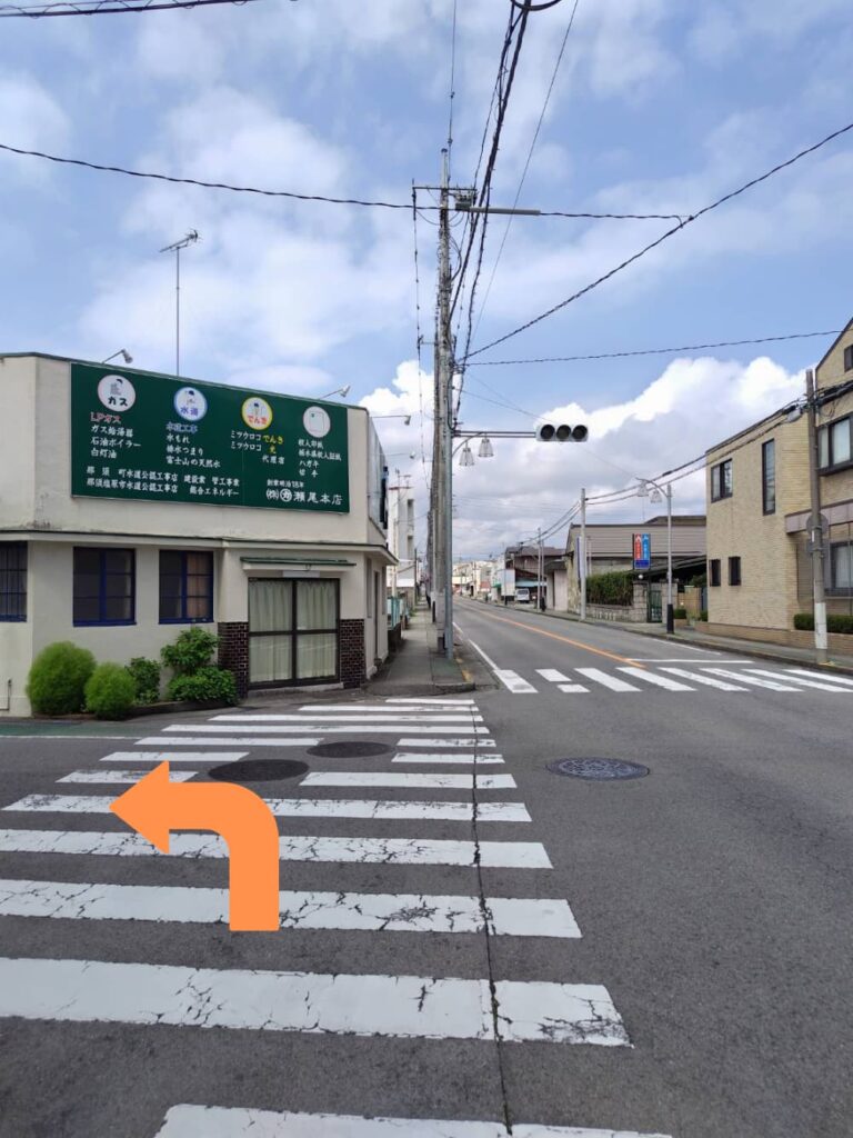 次に左折する場所の目印となる横断歩道の写真
