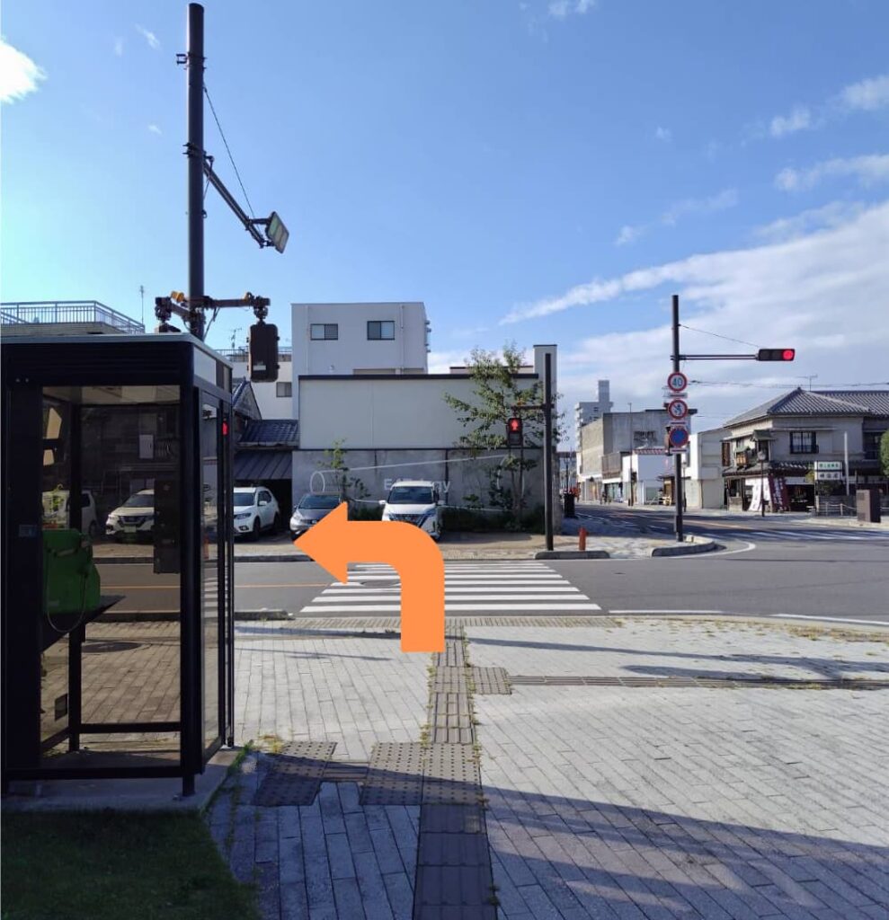 黒磯駅前交番前の横断歩道を渡り左折することを示す写真