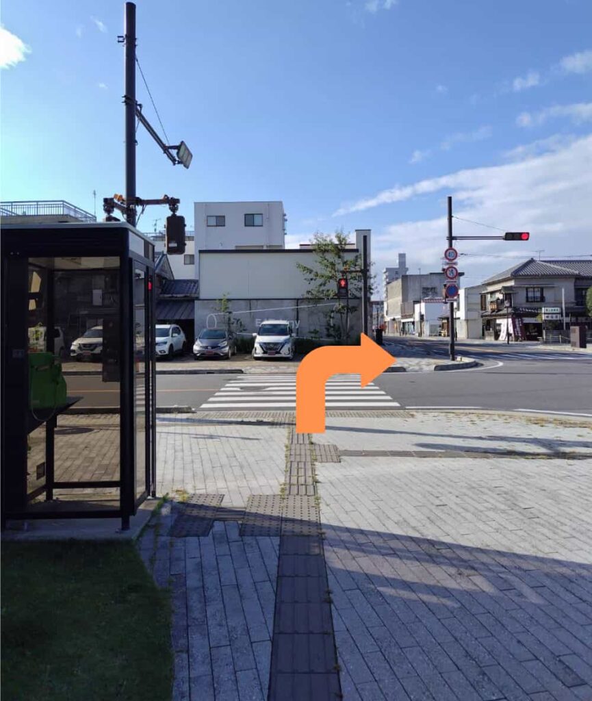 黒磯駅前交番の前の横断歩道を渡り右折することを示す写真