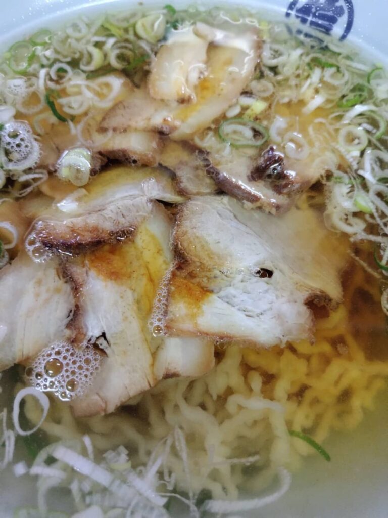 丸信本家のちゃーしゅーめんのチャーシューのアップ写真