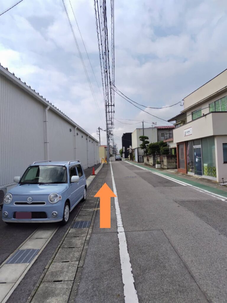 丸信本家に続く道の写真