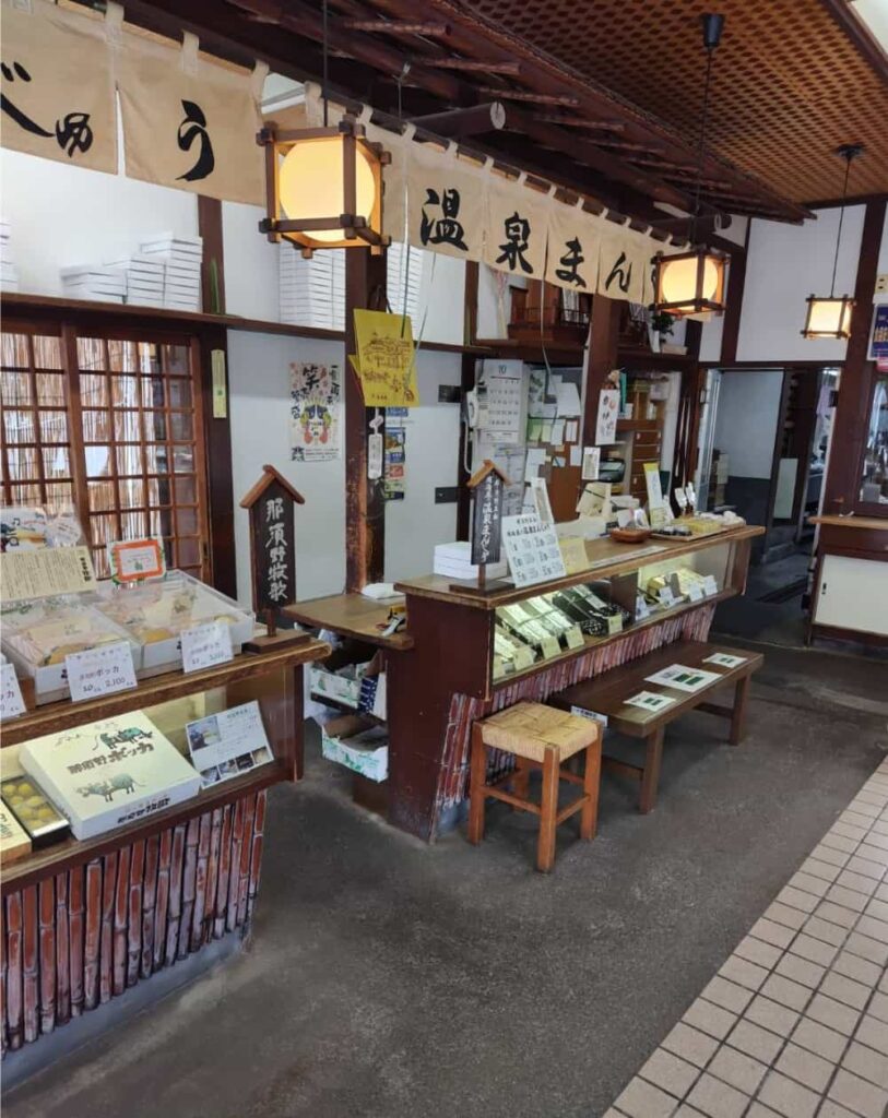 黒磯駅前の老舗のお菓子屋「明治屋」の店内の様子