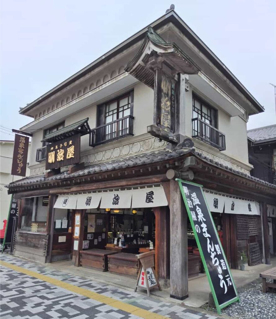黒磯駅前の御菓子処「明治屋」の外観の写真