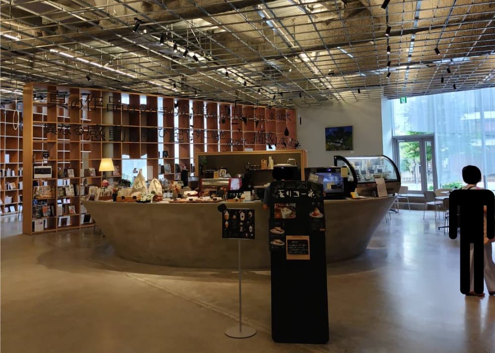 那須塩原市立図書館「みるる」の中にあるカフェ「モリコーネ」の外観の写真