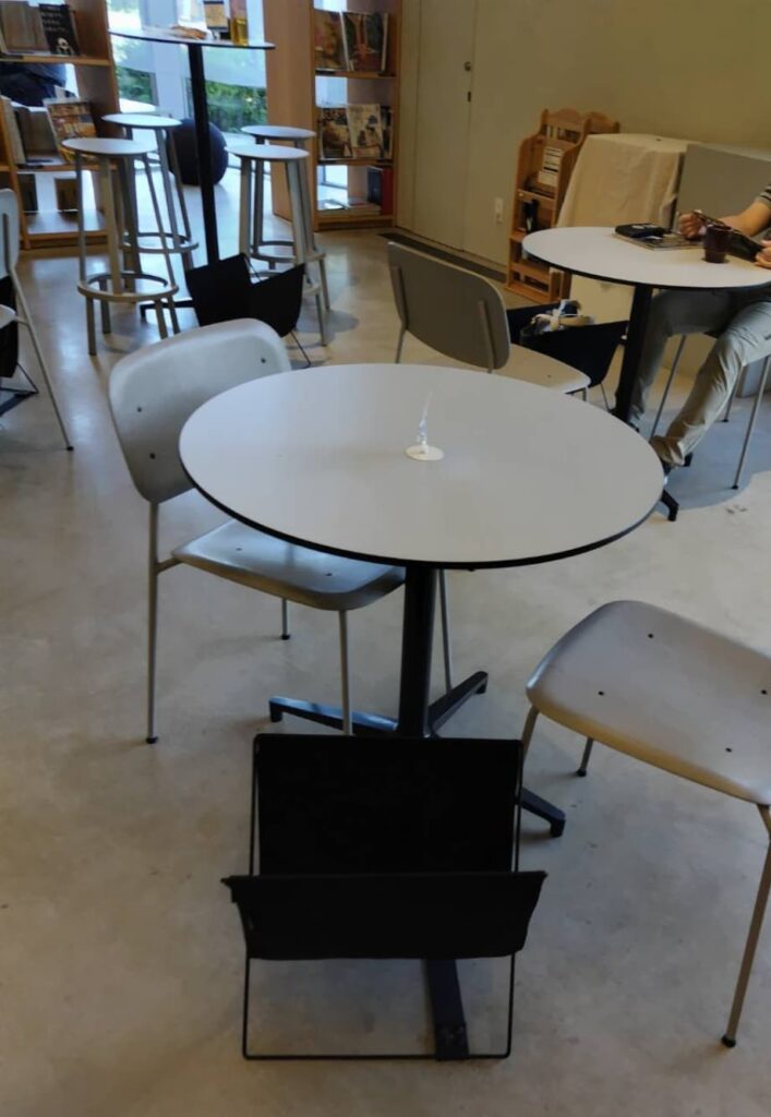 那須塩原市立図書館「みるる」内にあるカフェ「モリコーネ」の飲食スペースの写真