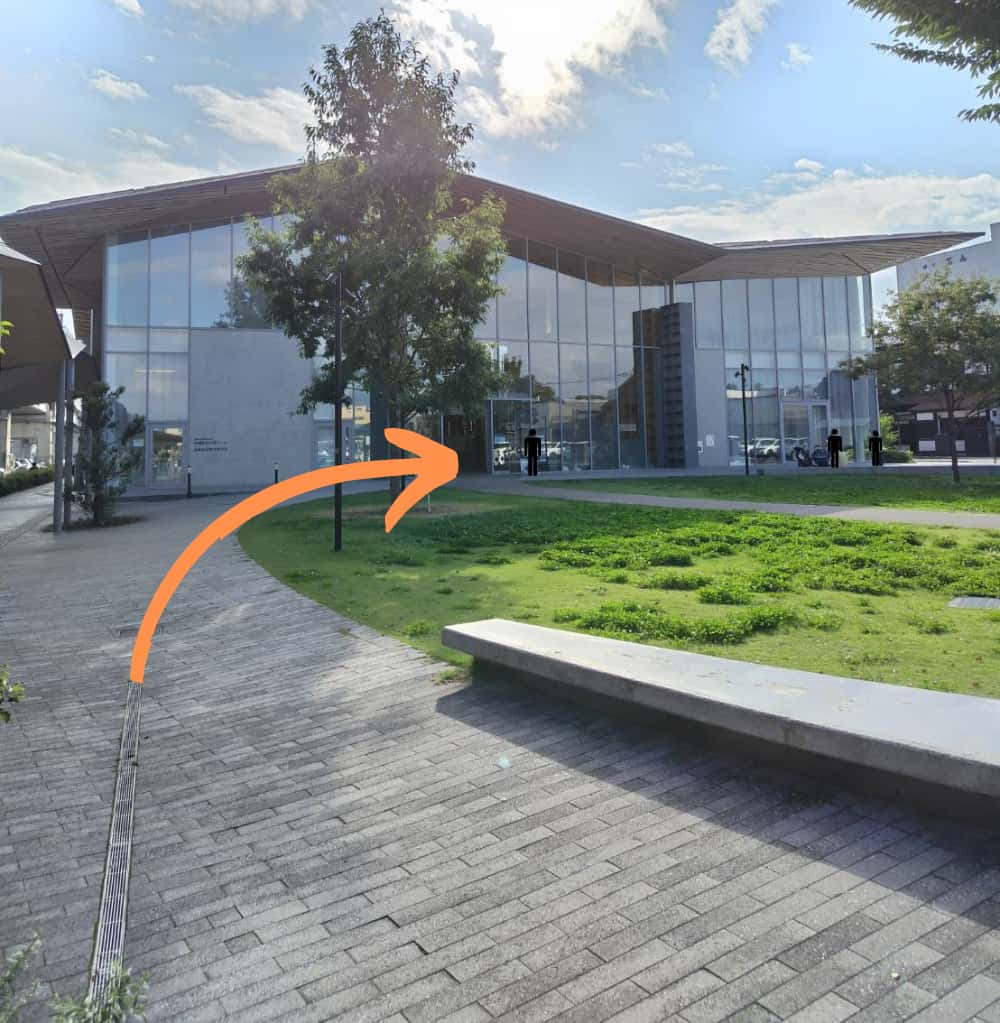 黒磯駅西口前にある那須塩原市立図書館「みるる」へ向かうことを示す写真