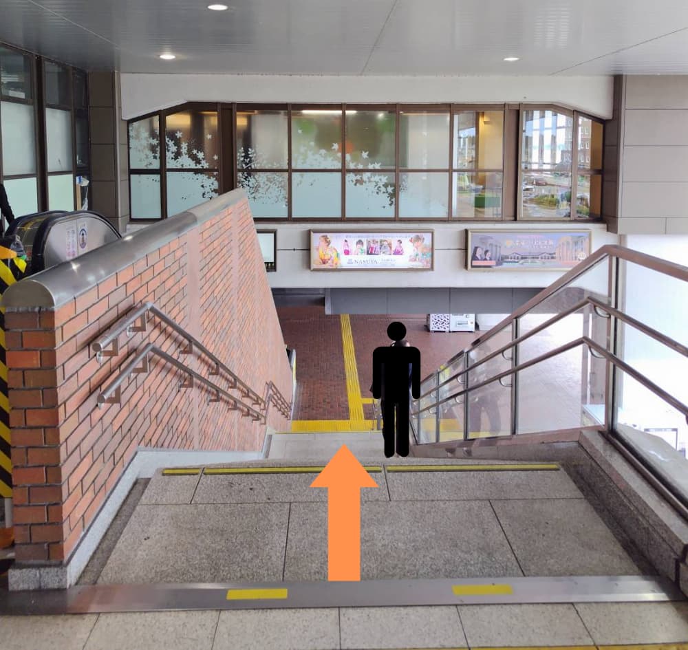 那須塩原駅の階段を降りる写真