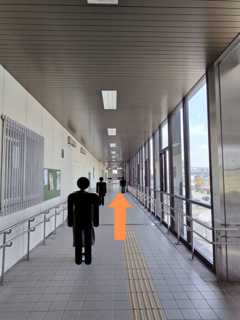 階段が見えるまで真っすぐ進む写真