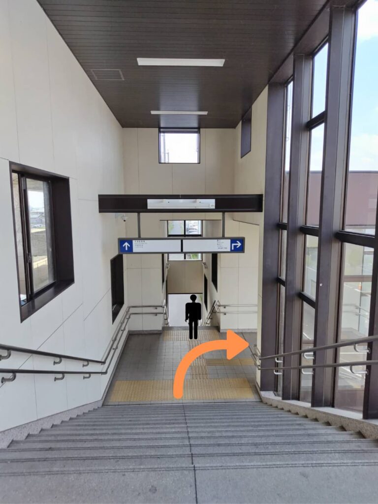 階段を降りて右に曲がる写真