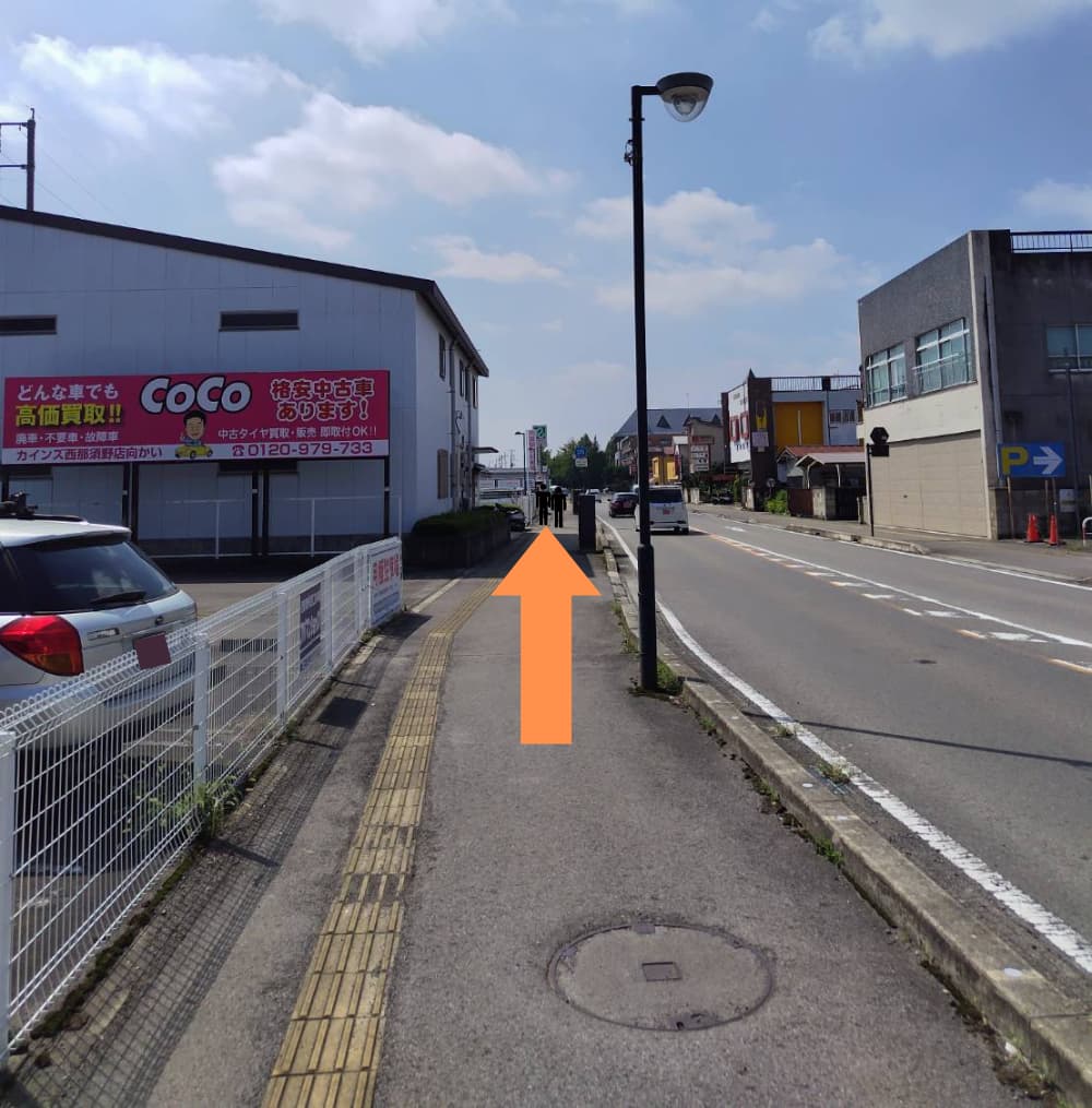 歩道を真っすぐ進む写真