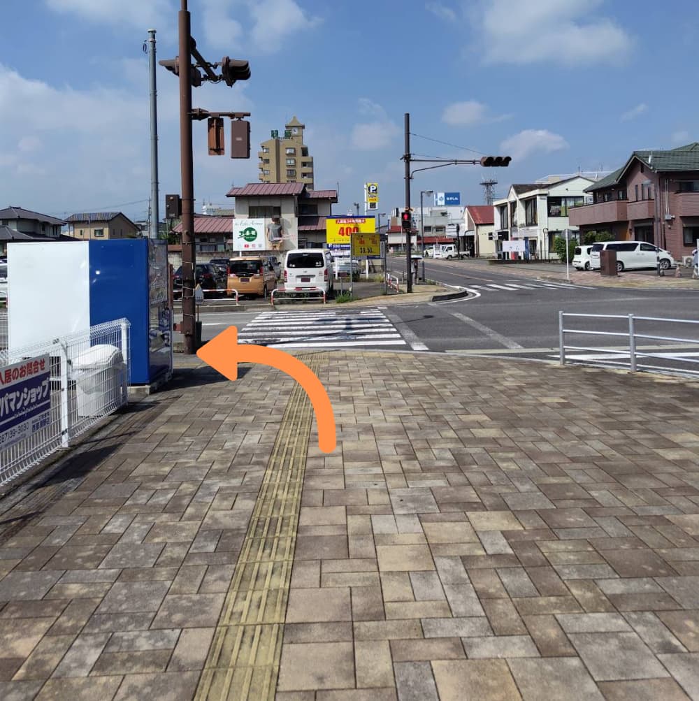 横断歩道手前で左折する写真