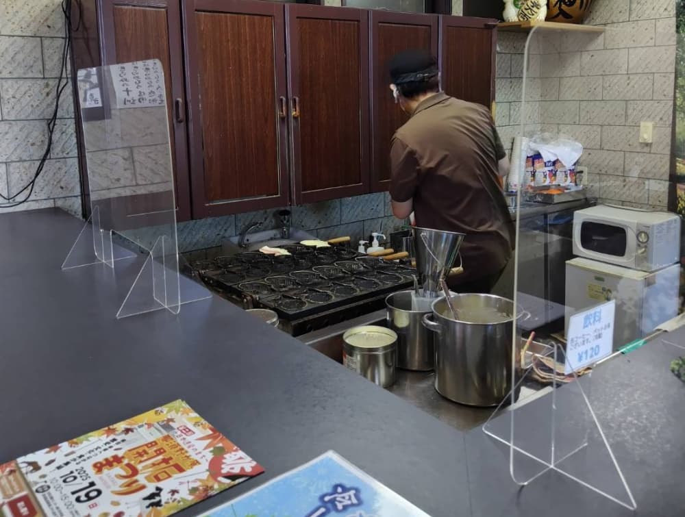 たい焼き専門店「ルアン」で店主がたい焼きを焼いている様子