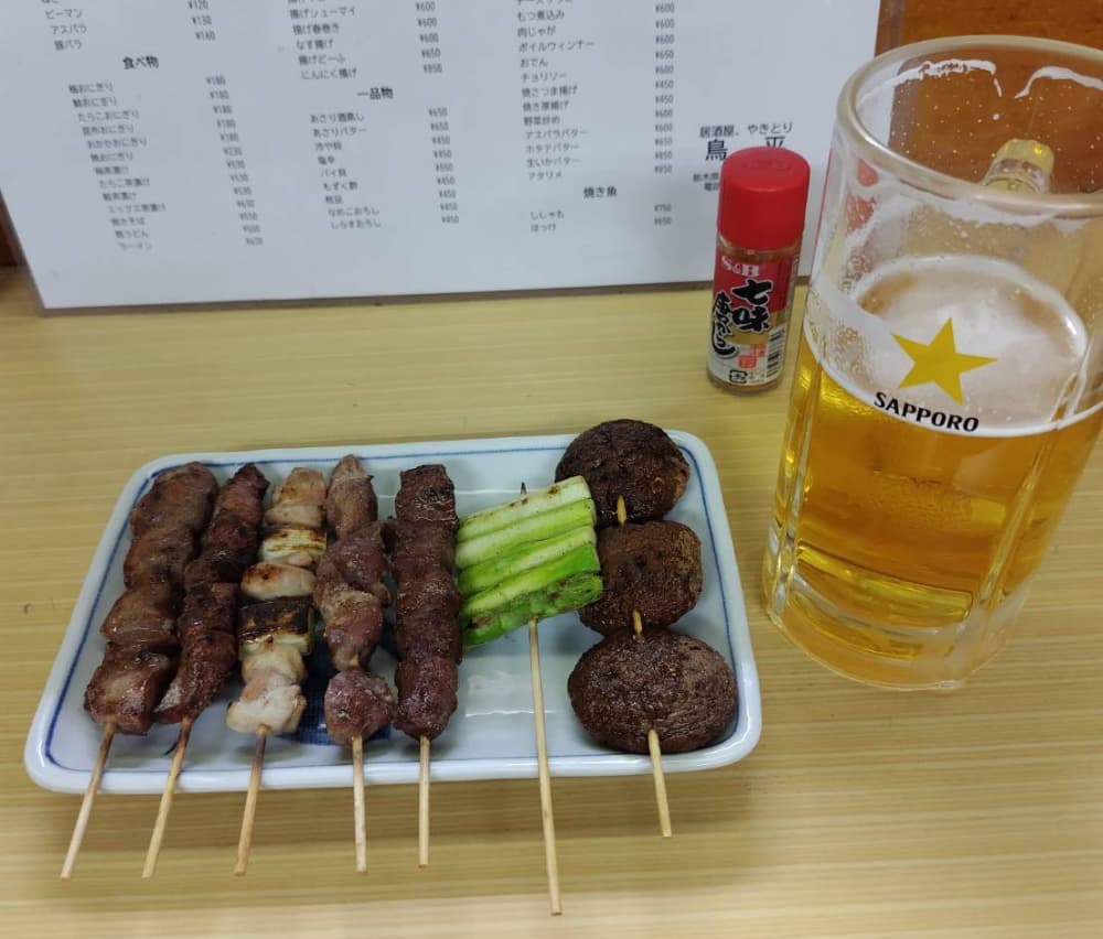 居酒屋「鳥平」で注文した串焼きと生ビール