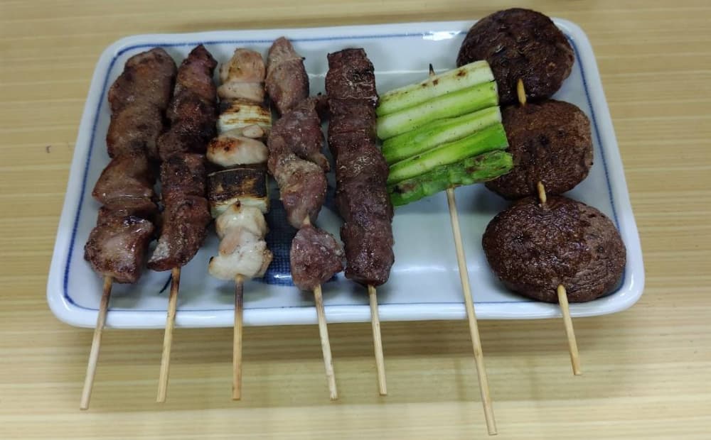 西那須野駅近くの居酒屋「鳥平」で注文した焼き鳥と串焼き