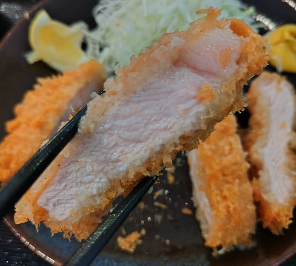 かつどん柏屋のとんかつは、衣は薄めでサクサクと香ばしく、豚肉はキメの細かい肉質はあっさりとした味わい。