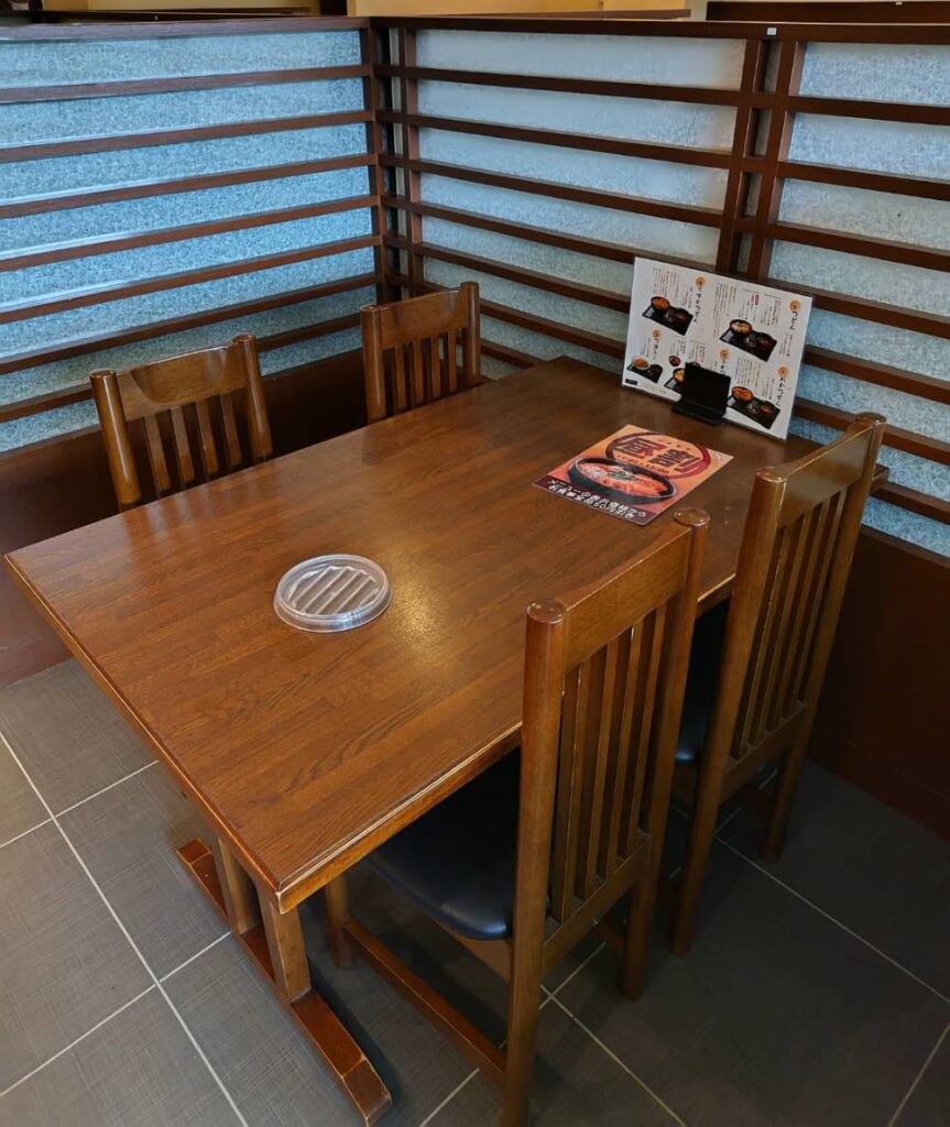 かつどん柏屋のテーブル席の写真1