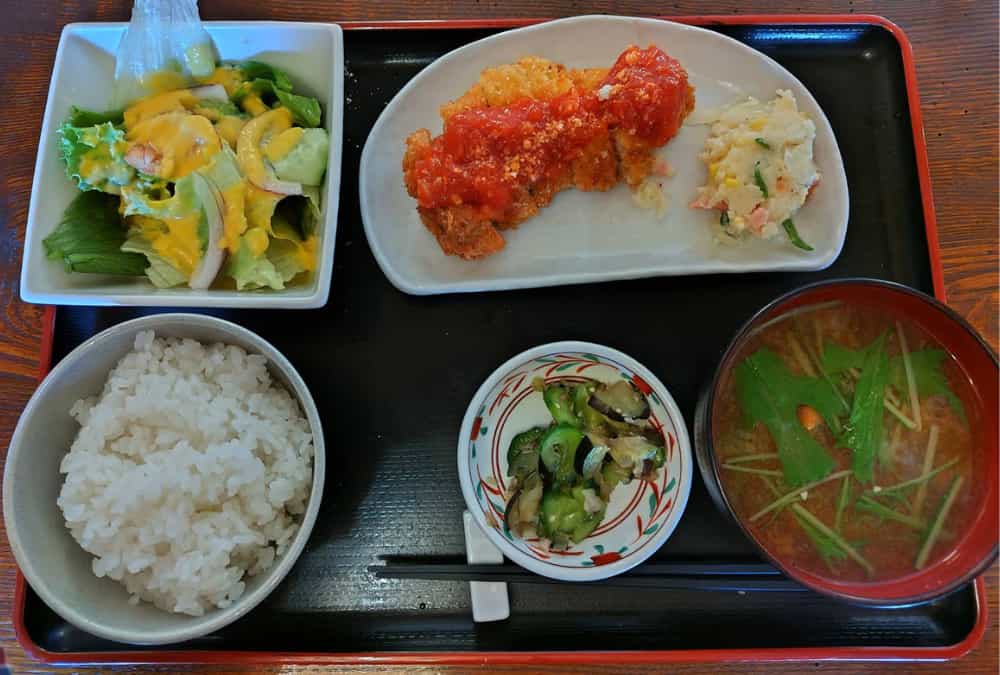カフェ・ド・グラン・ボワの日替わり御膳(トマトソースのチキンカツ)の写真