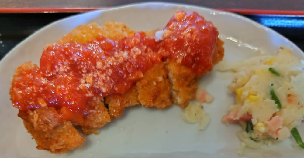 日替わり御膳のトマトソースのチキンカツのアップ写真