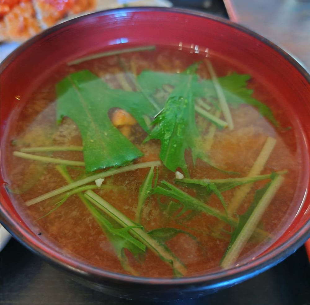 日替わり御膳のみそ汁(水菜となめこ)のアップ写真