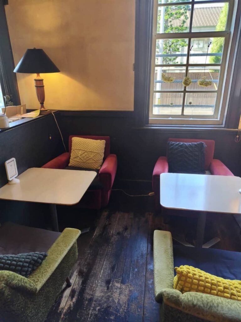 カフェ・ド・グラン・ボワのソファー席の写真