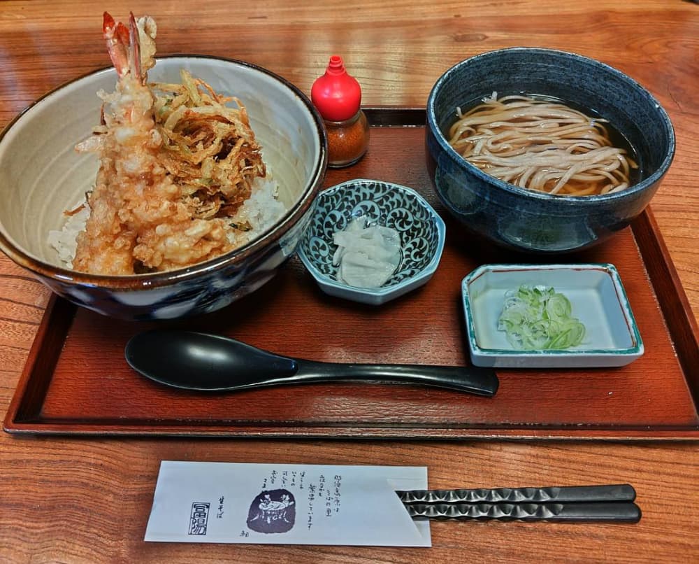 黒磯駅西口の近くにある蕎麦屋「生そば 冨陽」の天丼定食の写真