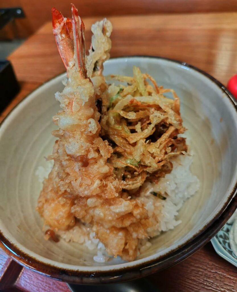 海老天が2尾とかき揚げが乗った天丼の写真