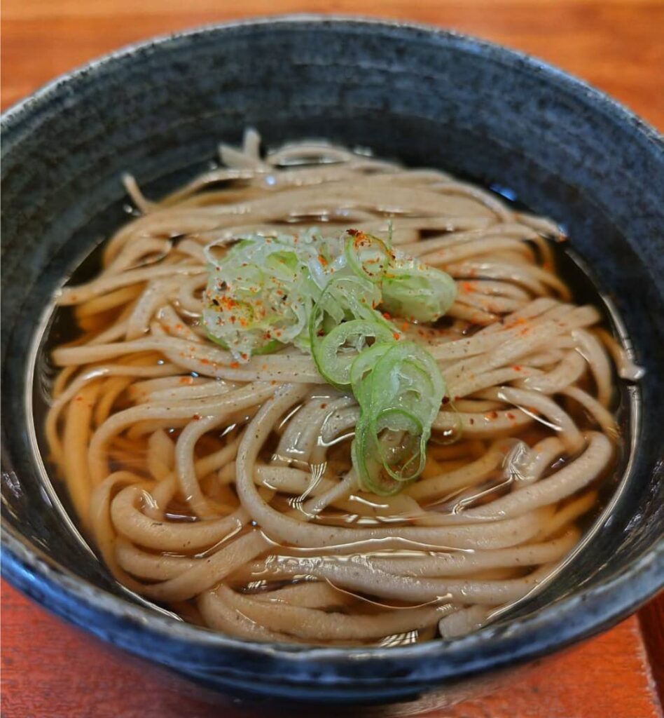 太めの蕎麦を使った温そばの写真