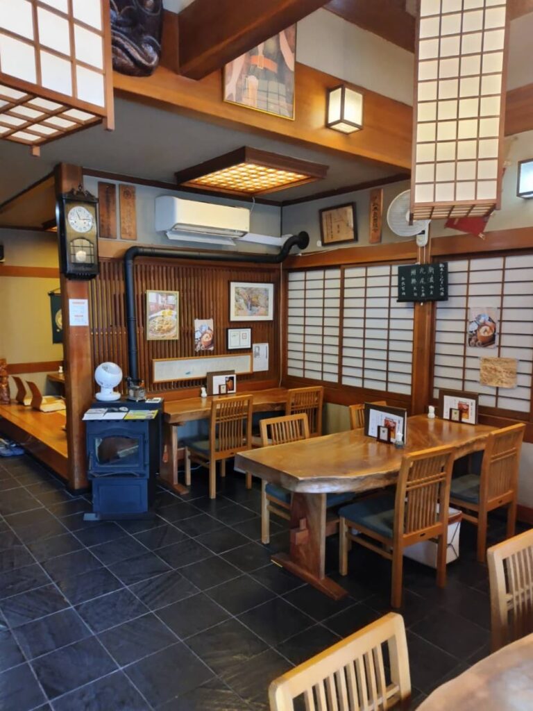 黒磯駅西口の近くにある蕎麦屋「生そば 冨陽」の店内の様子の写真