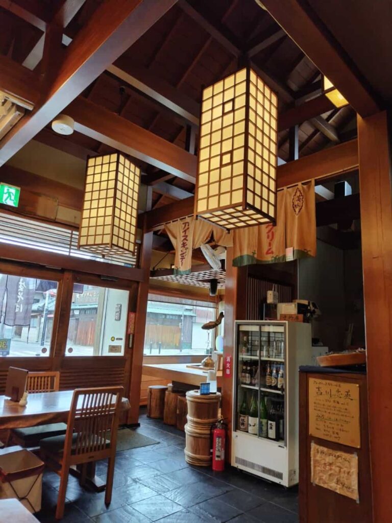 黒磯駅西口の近くにある蕎麦屋「生そば 冨陽」の店内の様子の写真2