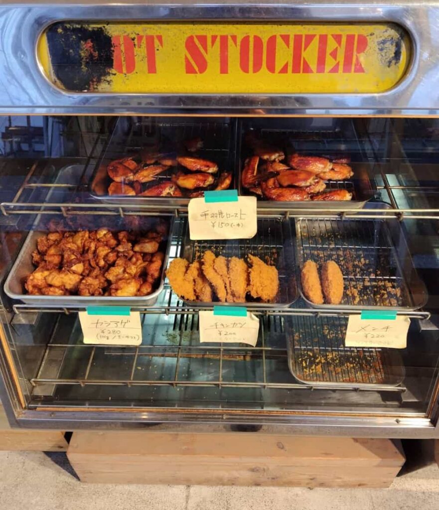 総菜屋「黒磯ブロイラー」の商品棚の写真