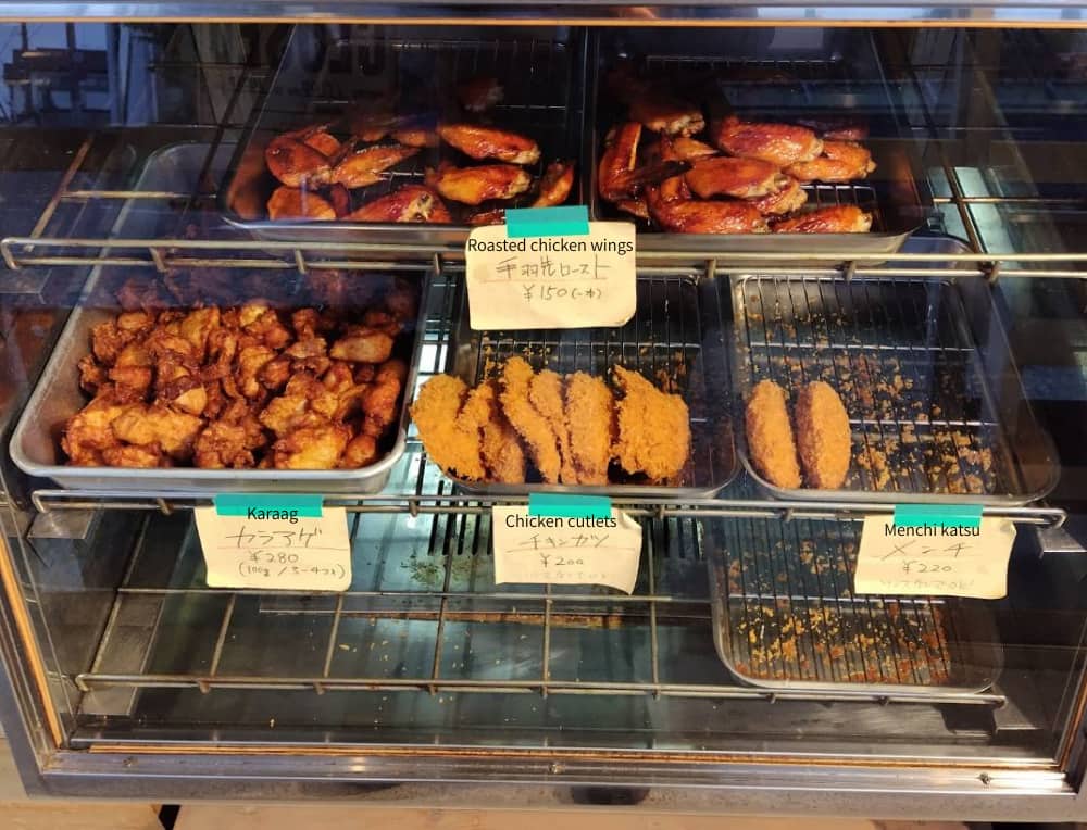 Photo of the product shelves at deli “Kuroiso Broiler”