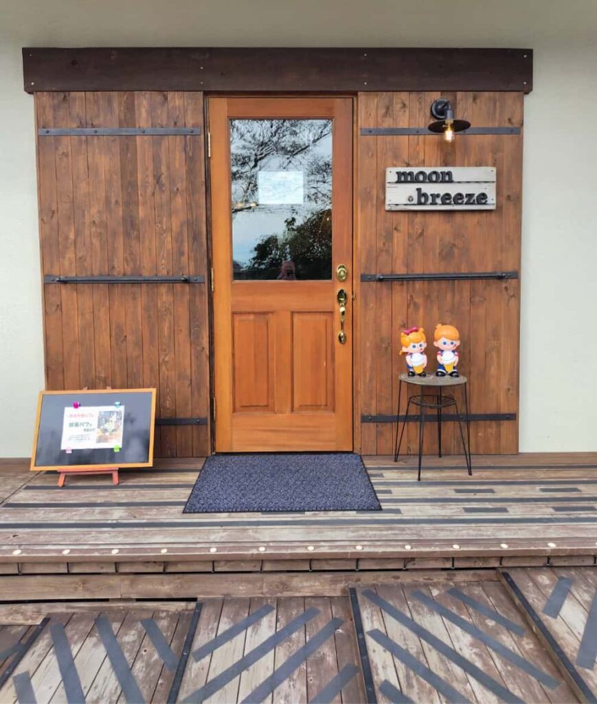 那須塩原駅の近くにある飲食店「moon breeze」の外観の写真