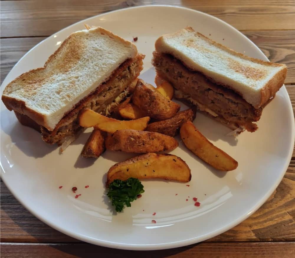 那須塩原駅の近くにある飲食店「moon breeze」の「ボリュームたっぷりのメンチカツサンド」の写真