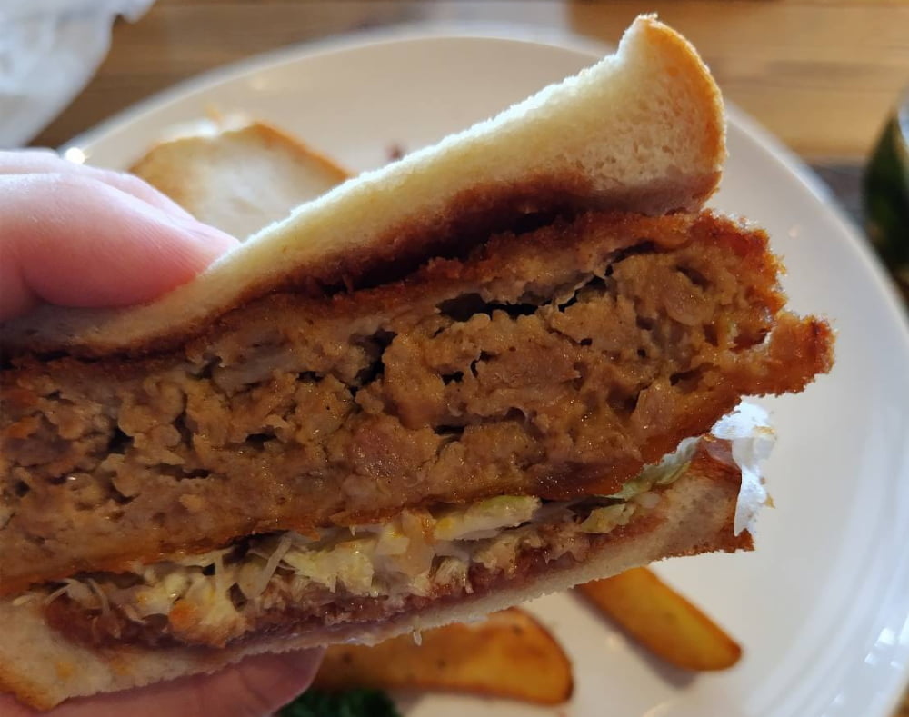 那須塩原駅の近くにある飲食店「moon breeze」の「ボリュームたっぷりのメンチカツサンド」のアップ写真