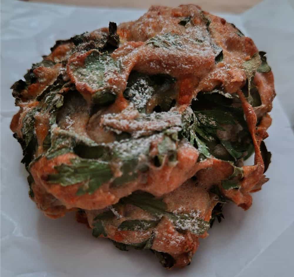 パン屋『RAKUDA』で購入した季節のパン「春菊とチーズ」の写真