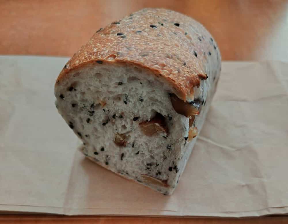 パン屋『RAKUDA』で購入した季節のパン「栗ごま食パン」の写真