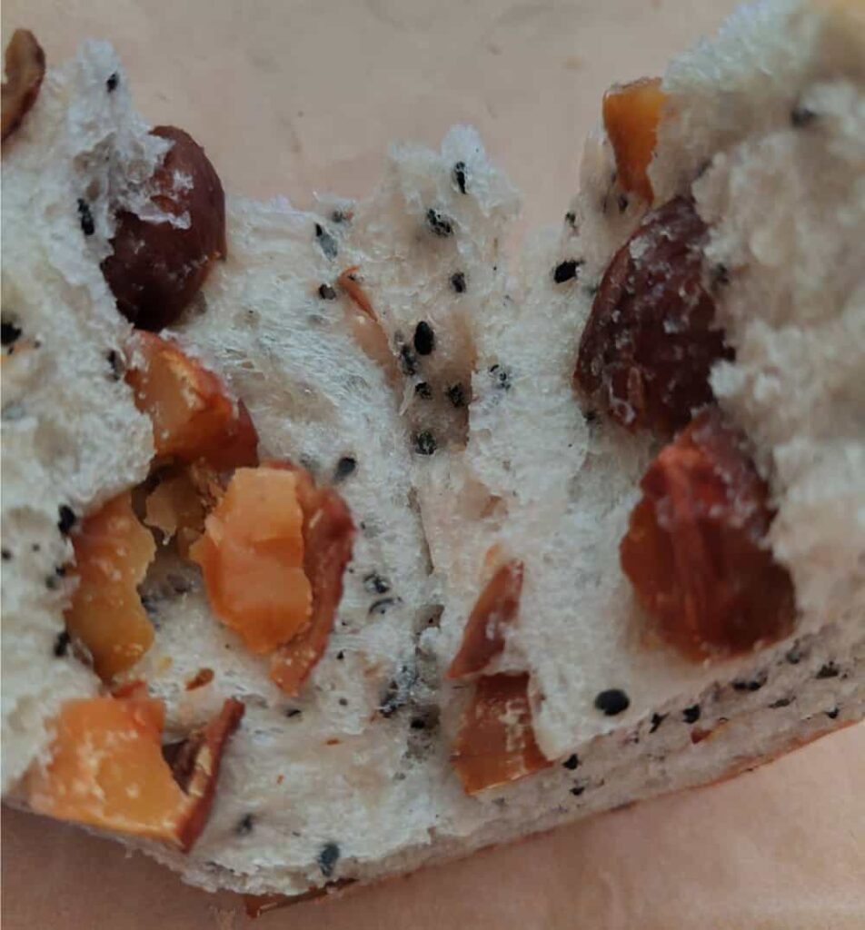 パン屋『RAKUDA』の季節のパン「栗ごま食パン」を割ったら栗がゴロゴロ入っていた写真