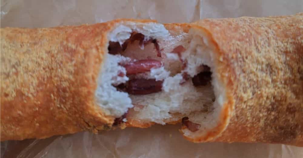 パン屋『RAKUDA』で購入した「かのこドーナッツ」を割ったらかのこがたくさん入ってた写真