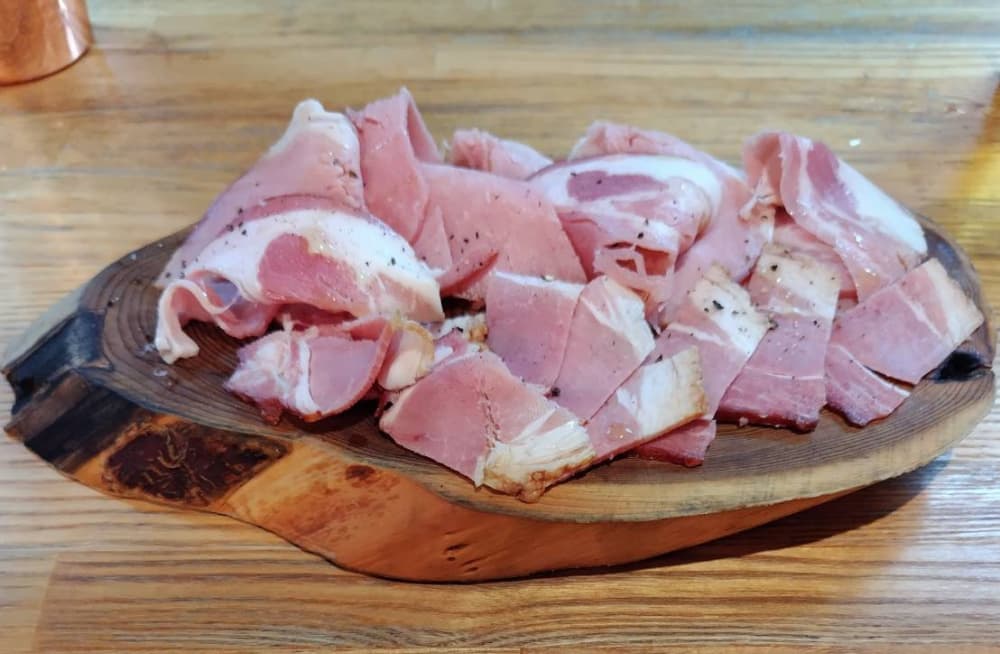 西那須野駅から徒歩3分にあるダイニングバー「UNOYA KITCHEN」で食べた『ウノポーク　ハムとベーコンの盛り合わせ』の写真