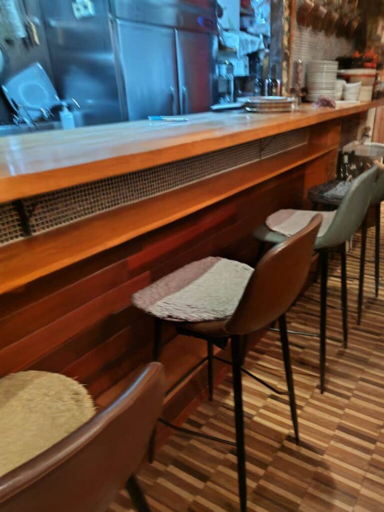 西那須野駅から徒歩3分にあるダイニングバー「UNOYA KITCHEN」のカウンター席の写真