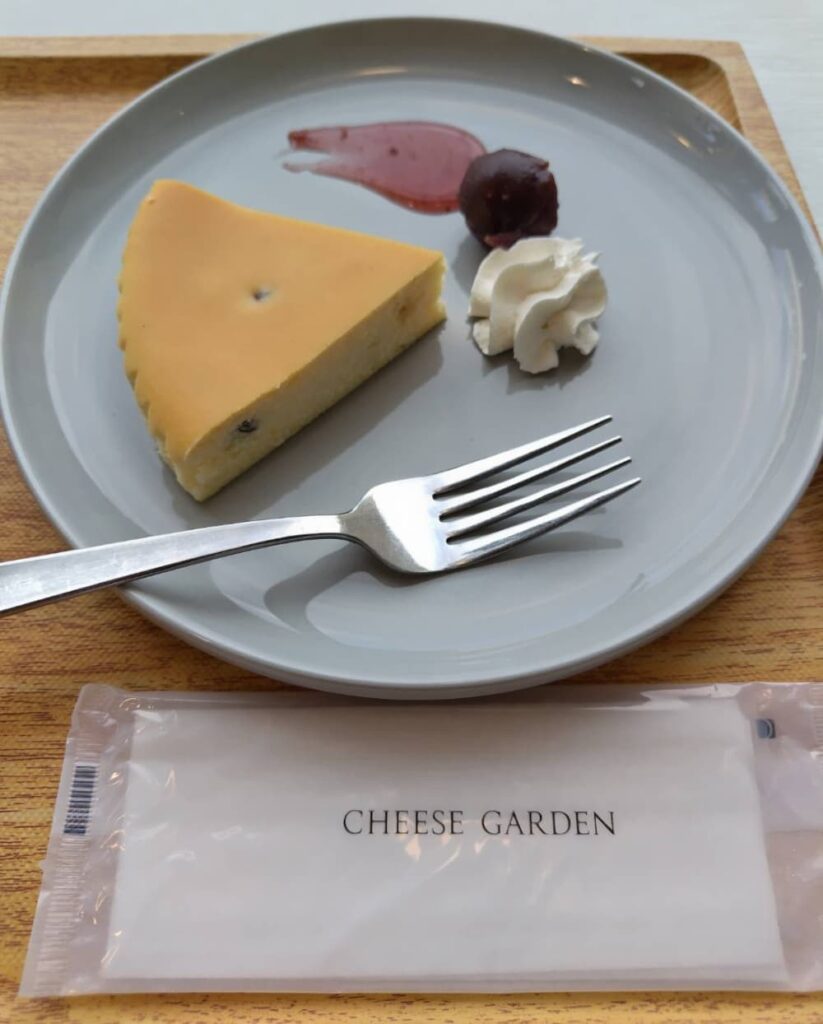 チーズガーデンで食べた『御用邸ラムレーズンチーズケーキ』の写真