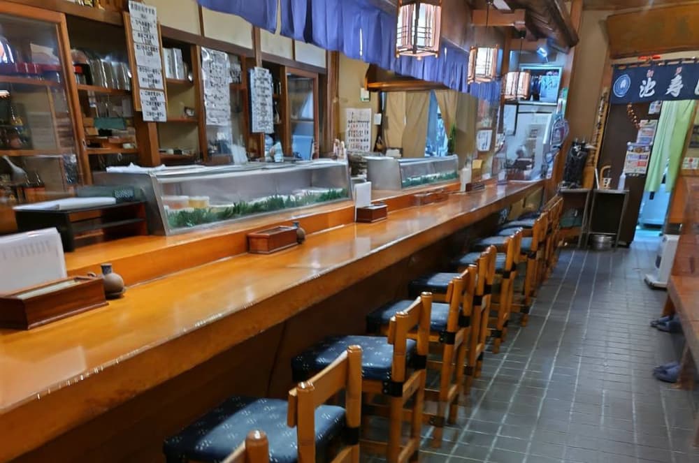 黒磯駅近く江戸前寿司「池寿し」のカウンター席の写真