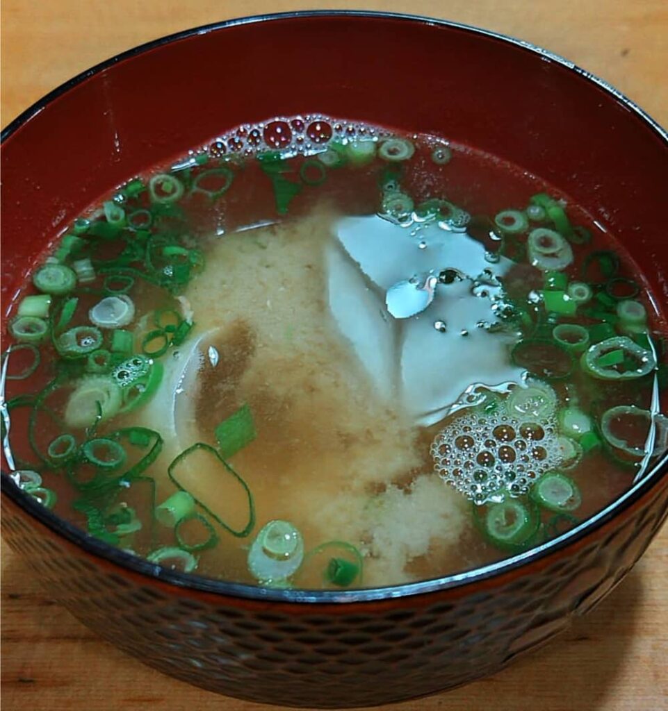 黒磯駅近くの寿司屋「池寿し」で、サービスで出される「みそ汁」の写真