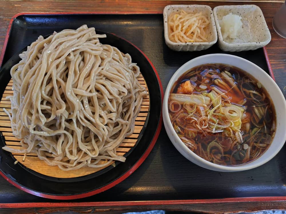 西那須野駅駅近くの「かどや」で注文した「冷やし野菜のかき揚げそば　大盛」の写真